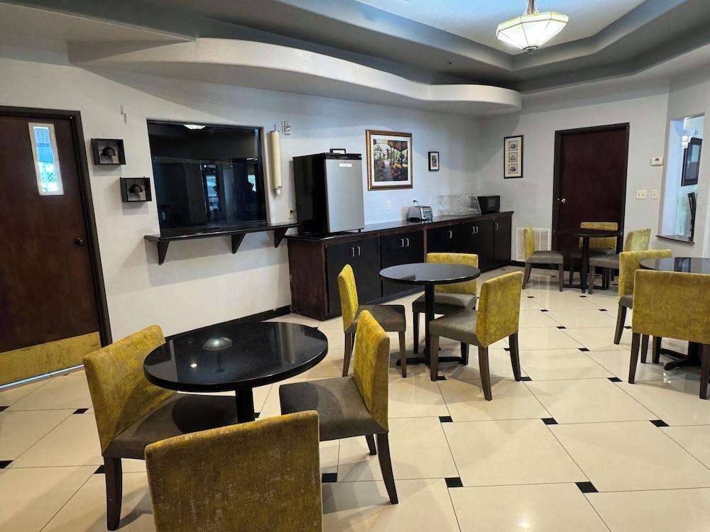 Robinson Inn and Suites photo 23