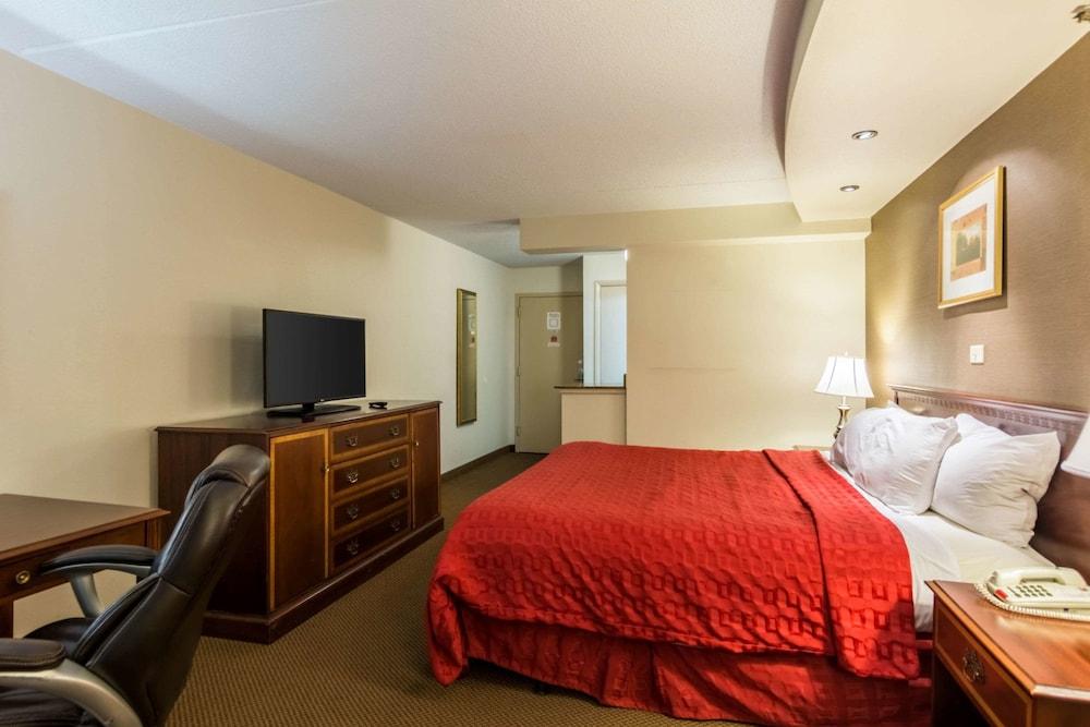 The Plaza Inn & Suites photo 12