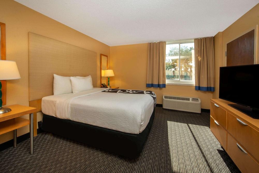 La Quinta Inn & Suites by Wyndham Deerfield Beach I-95 photo 26