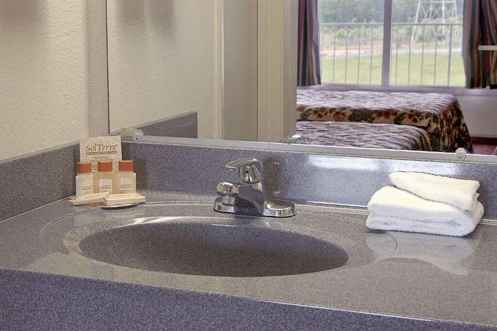 Rodeway Inn Concord - Kannapolis photo 7