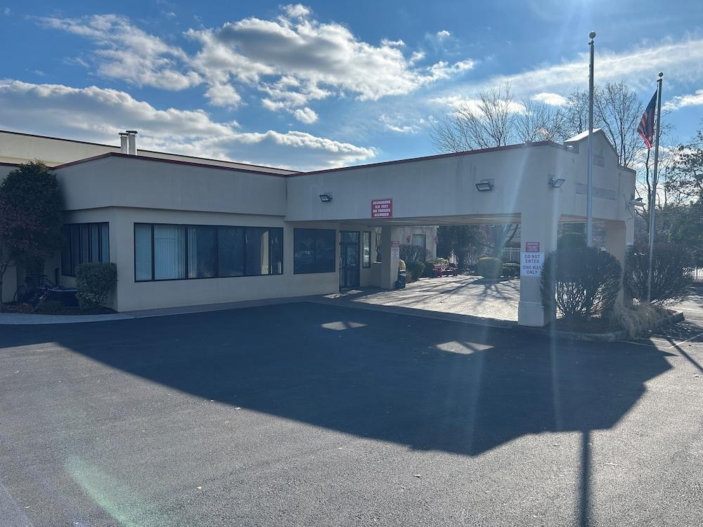 Hilltop Inn & Suites photo 9