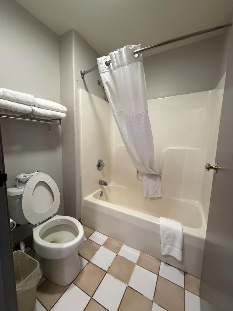 Relax Inn & Suites photo 7