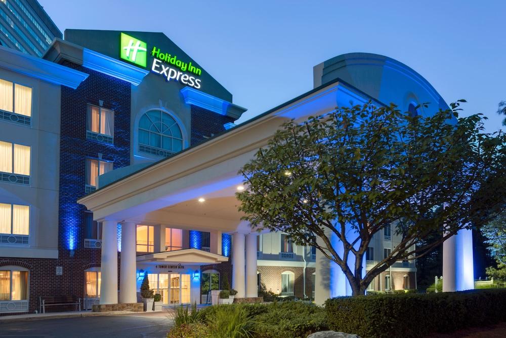 Holiday Inn Express Tower Center by IHG photo 32