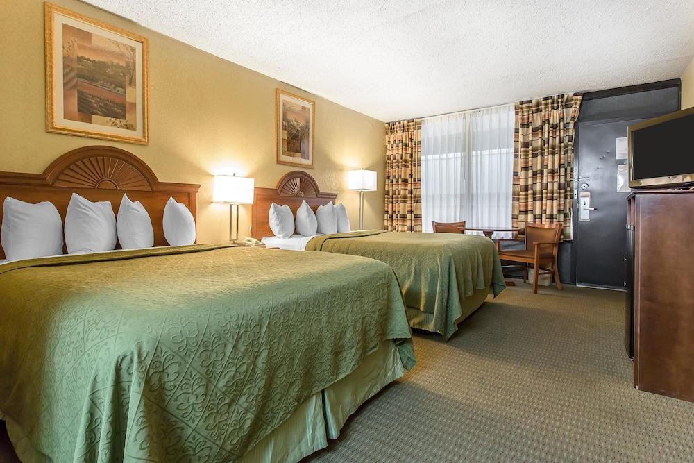 Rodeway Inn photo 14