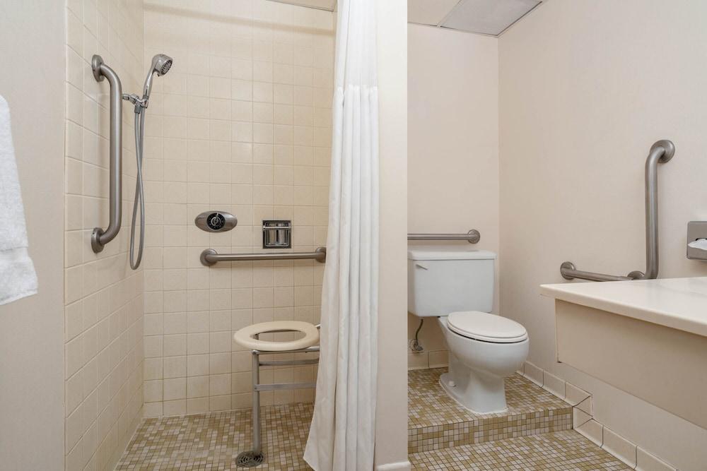 Ramada by Wyndham Albert Lea photo 72