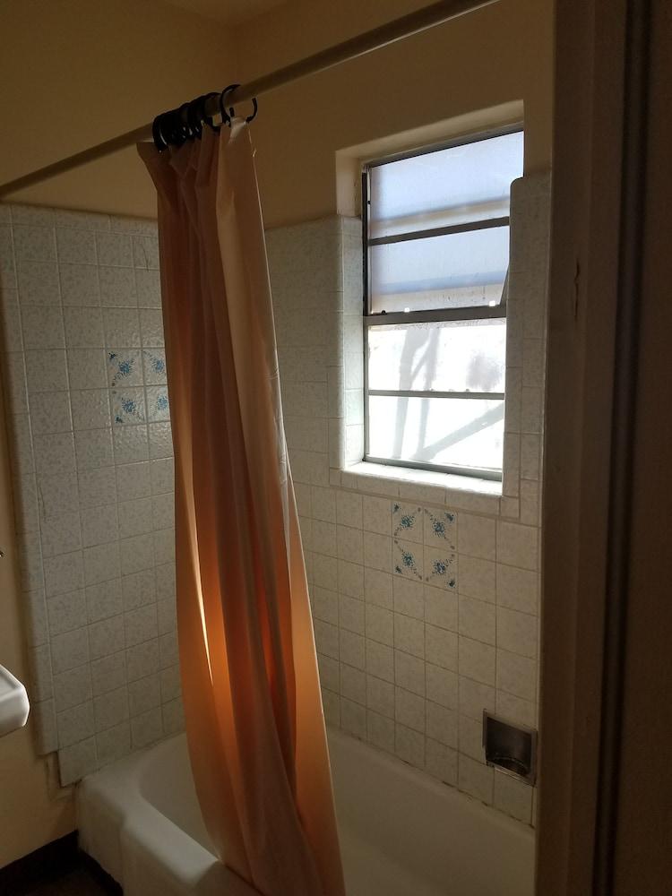 Beverly Crest Motor Inn photo 10