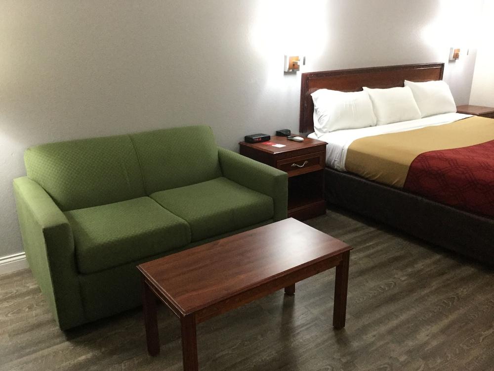 Econo Lodge Lincoln photo 57