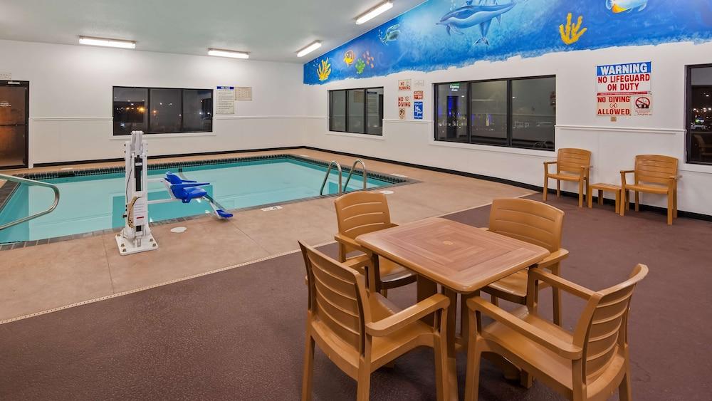 Ramada by Wyndham Cedar Rapids South photo 21