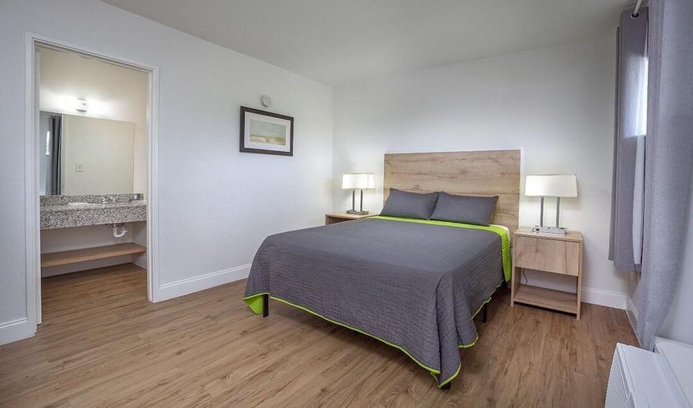 Weekly Inn photo 9