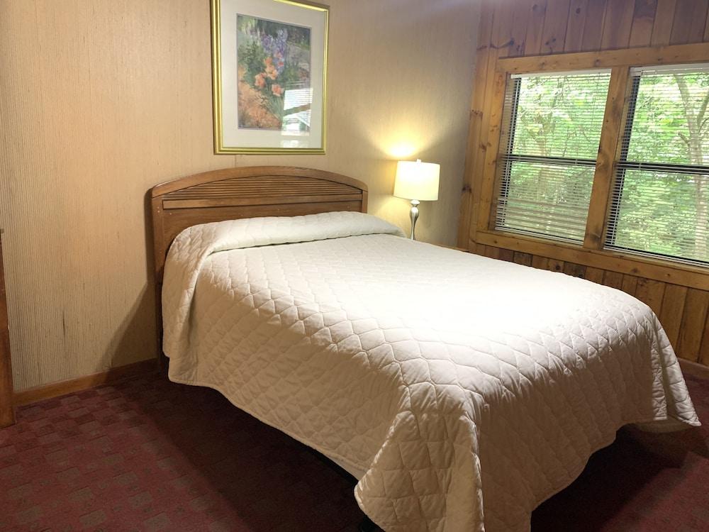 Carr's Northside Motel and Cottages photo 11