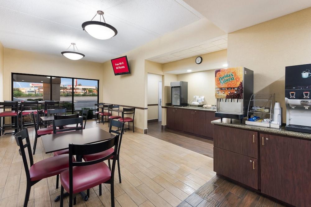 Red Roof Inn & Suites Columbus - West Broad photo 17