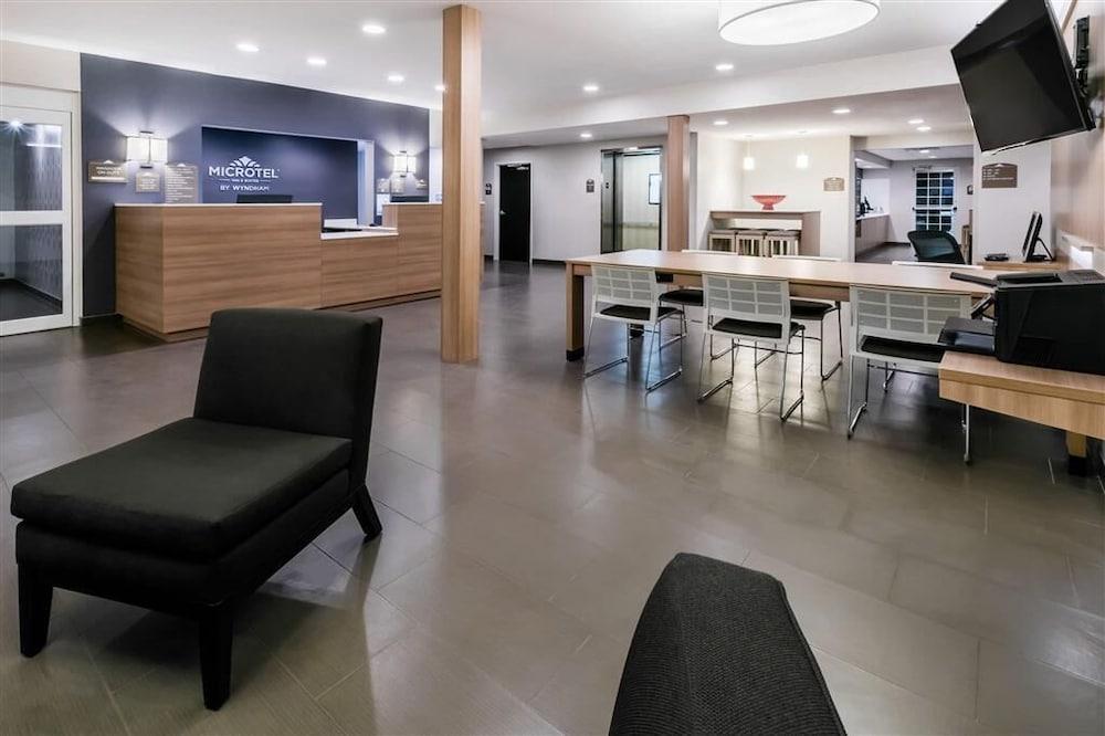 Microtel Inn and Suites by Wyndham Monahans photo 2