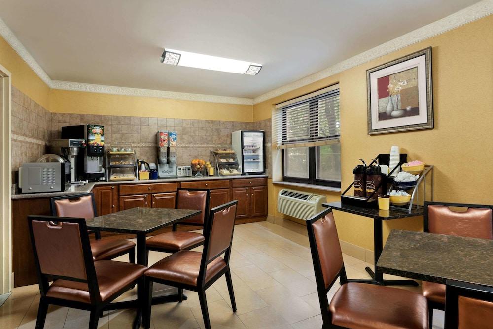 Days Inn by Wyndham Brooklyn photo 35