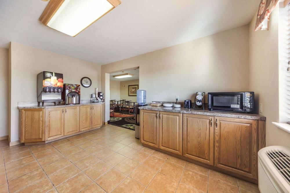 Super 8 by Wyndham Cozad photo 32
