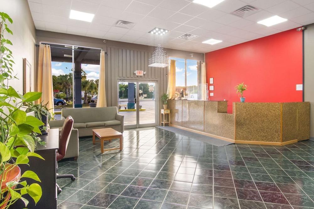 Econo Lodge photo 5