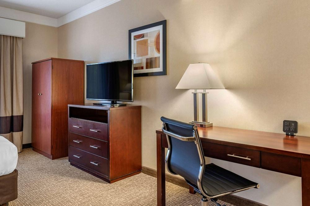 Comfort Suites Linn County photo 54