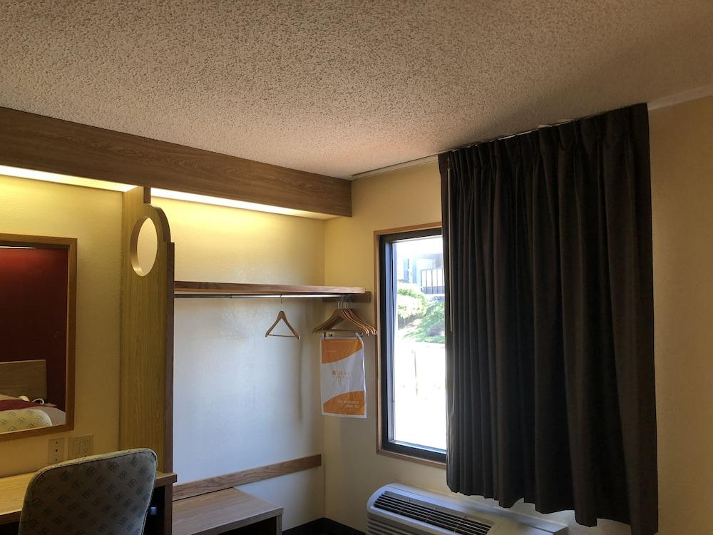 Econo Lodge London North photo 10