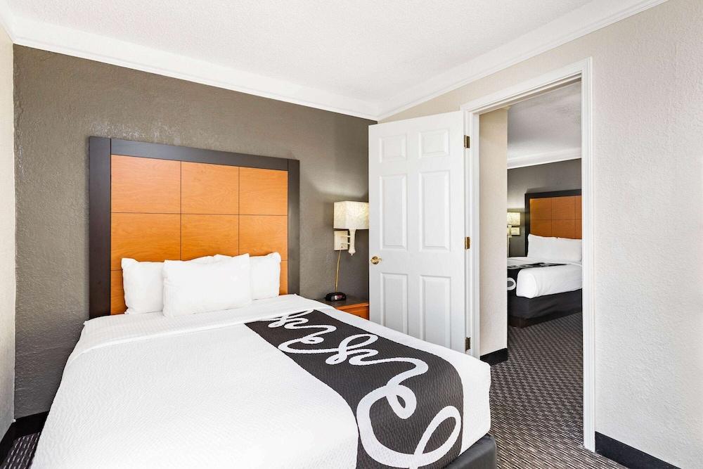 Travelodge by Wyndham El Paso - Airport photo 2