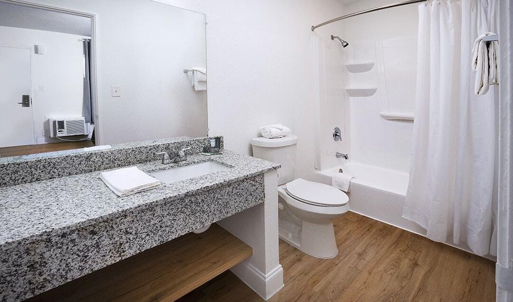 Weekly Inn photo 12