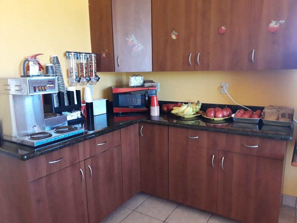 Sunbridge Inn & Suites photo 12