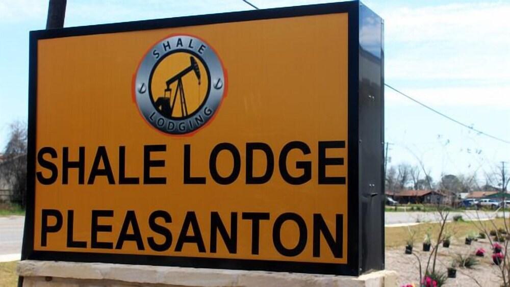 Shale Lodge Pleasanton photo 12