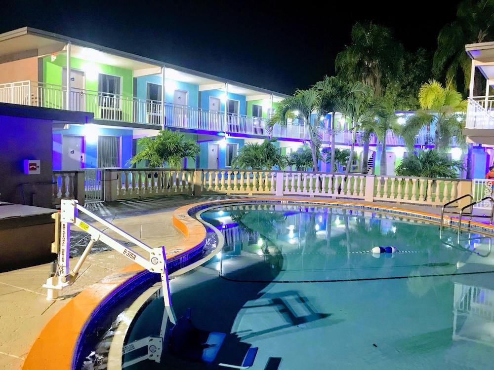 Tropical Inn & Suites photo 28