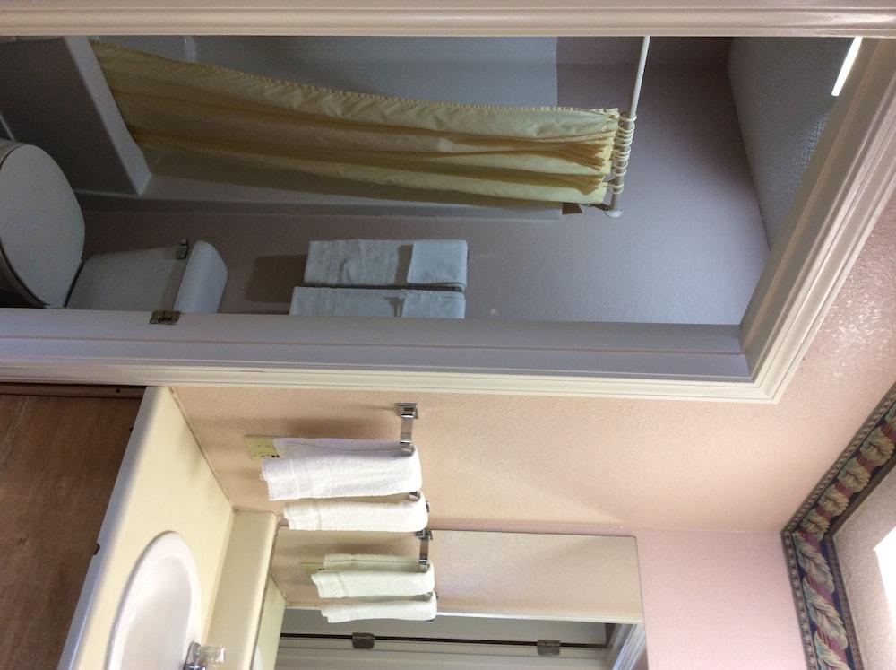 Budget Inn photo 2