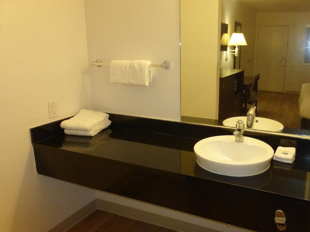 Red Roof Inn Houston – Jersey Village photo 12