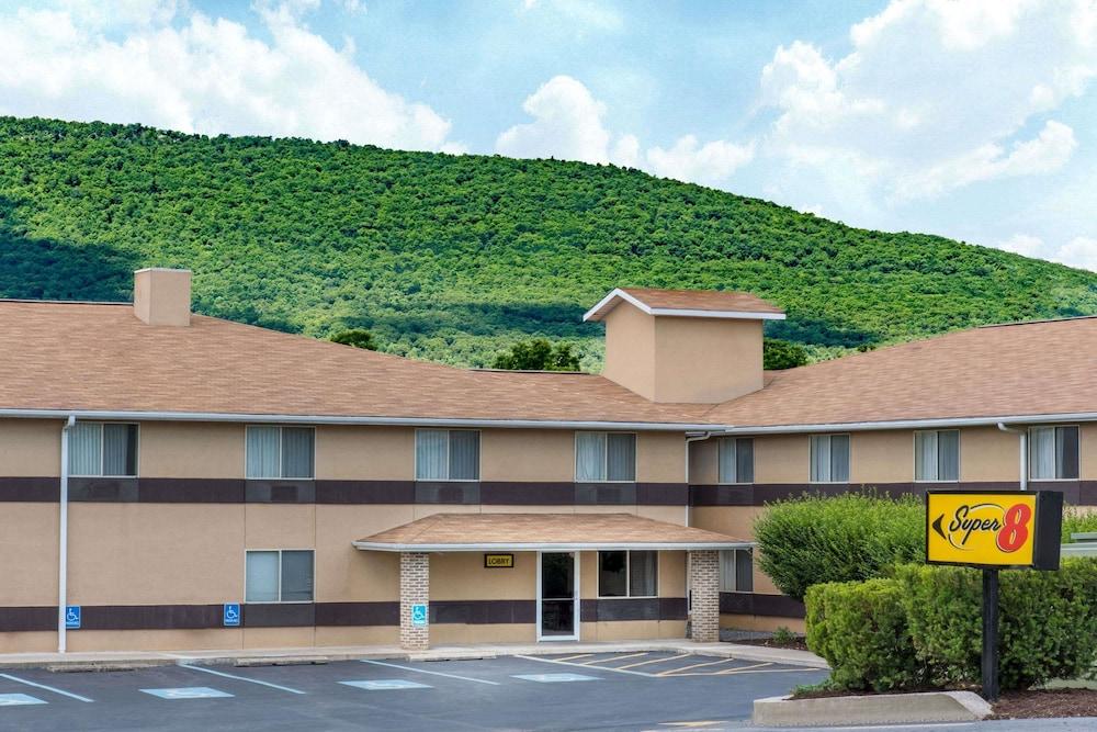 Super 8 by Wyndham Burnham/Lewistown photo 1