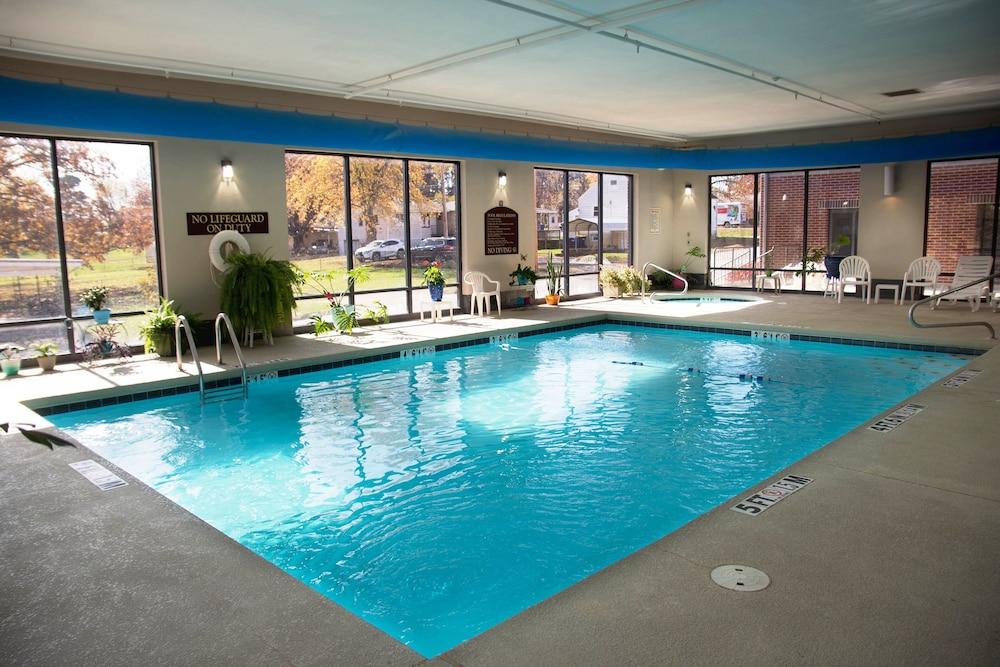 Crossroads Inn And Suites photo 9