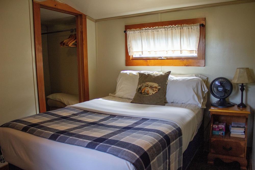 Paddler's Rest Lakeside Cabins and Hotel photo 63