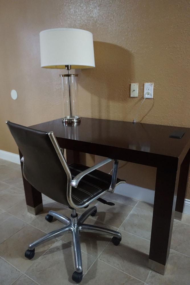 Econo Lodge San Antonio Northeast I-35 photo 10