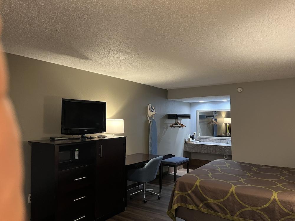Super 8 by Wyndham Meridian photo 16