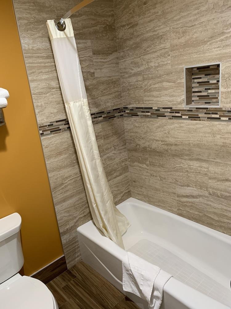 Ontario Inn & Suites photo 40