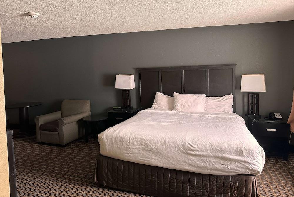 Days Inn & Suites by Wyndham Norton Shores/Muskegon photo 13