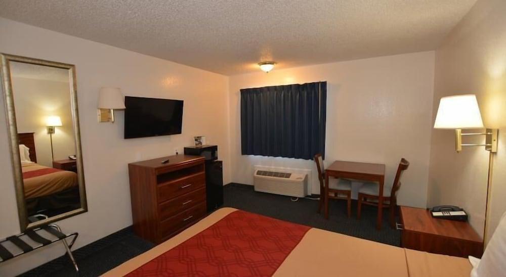 Econo Inn and Suites photo 8