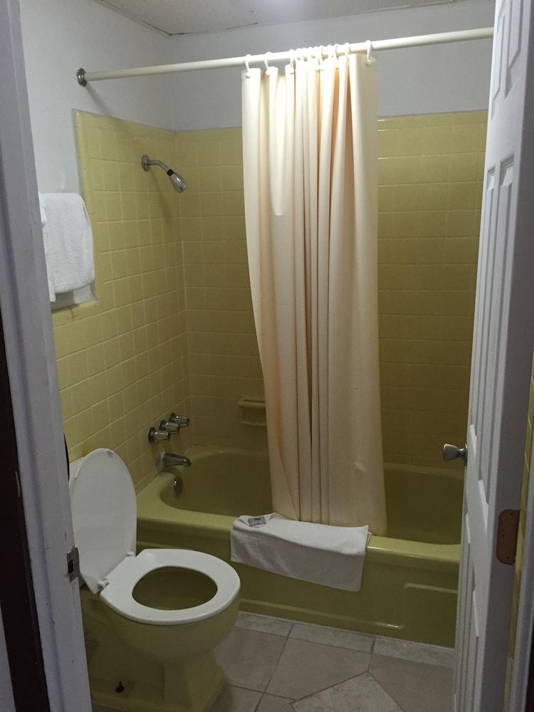 Scottish Inn & Suites photo 11