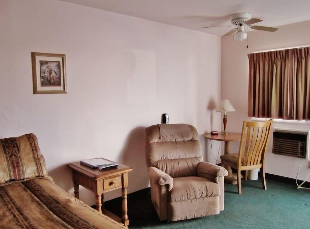 Going-To-The-Sun Inn & Suites photo 17