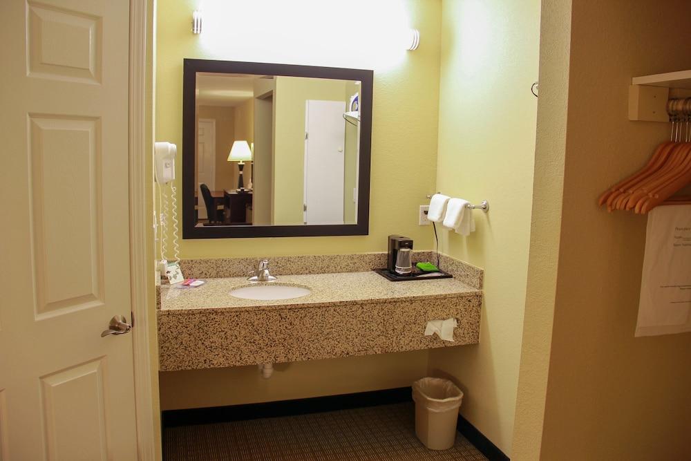 Relax Inn & Suites photo 74