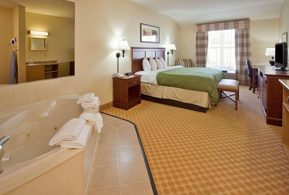 Country Inn & Suites by Radisson, Birch Run-Frankenmuth, MI photo 3