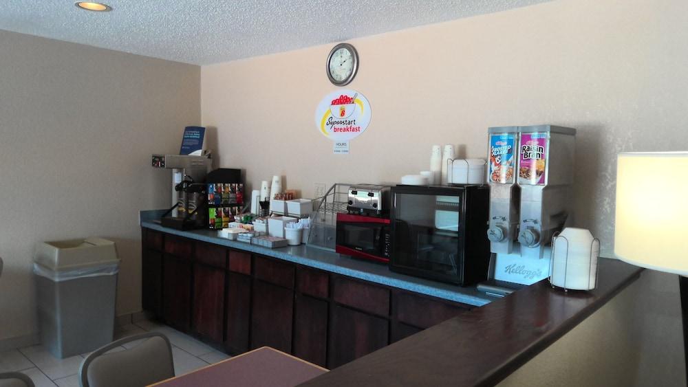 Super 8 by Wyndham Perry photo 11