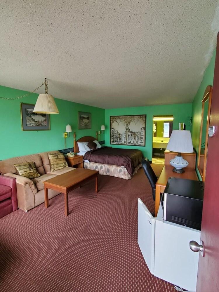 Gray Plaza Motel photo 12