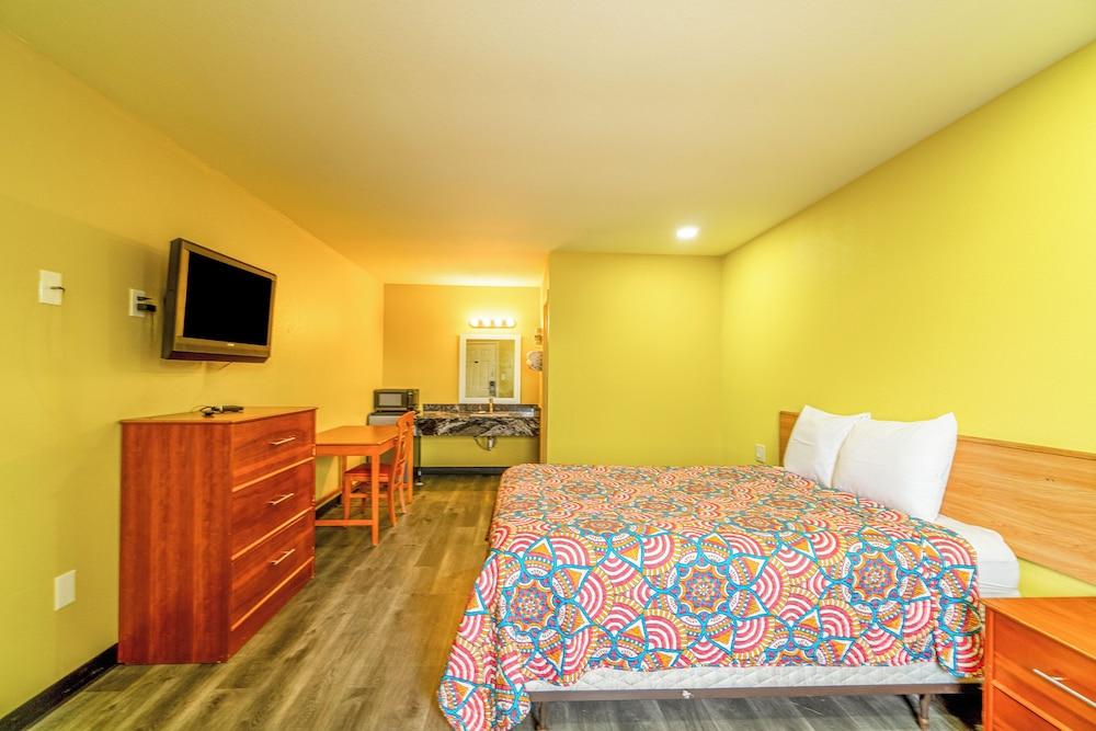 Regency Inn By OYO Rockdale TX photo 16