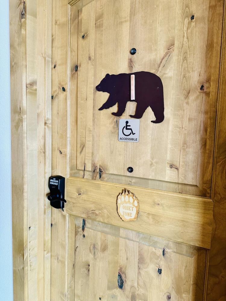 Grizzly Lodge Motel photo 13