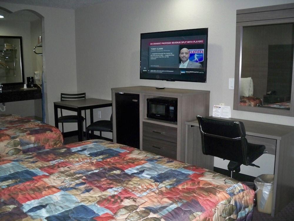 Scottish Inn & Suites photo 49