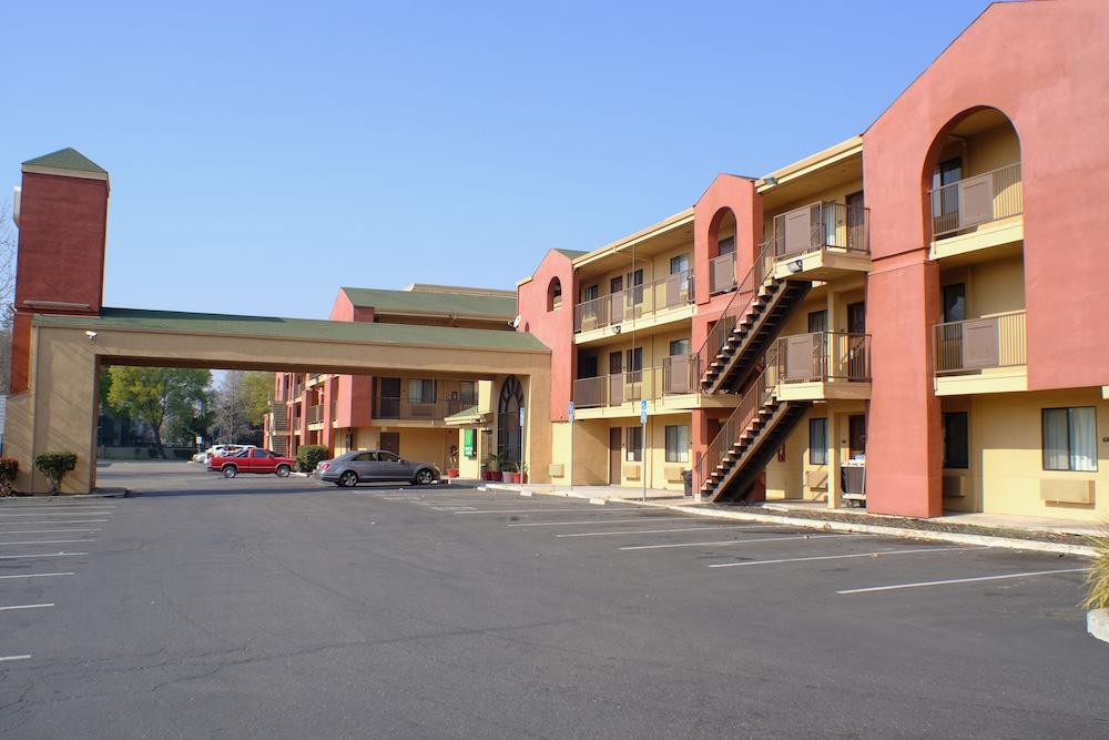 Budget Inn and Suites photo 22