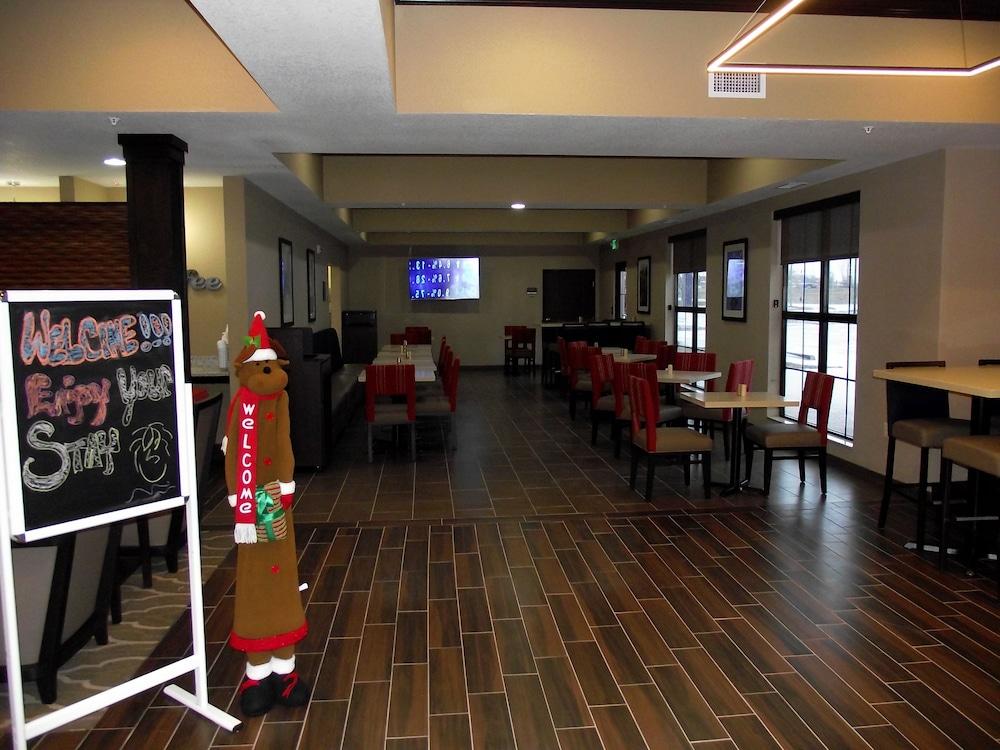Comfort Inn & Suites Cedar Rapids CID Eastern Iowa Airport photo 46