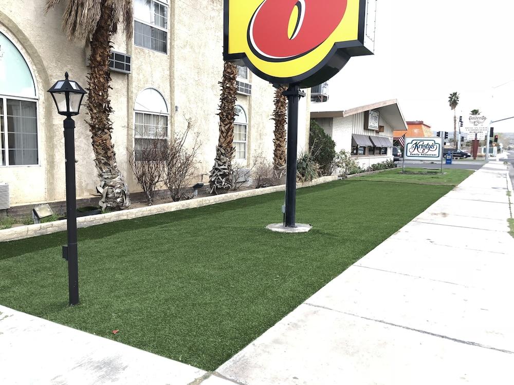 Super 8 by Wyndham Ridgecrest photo 1