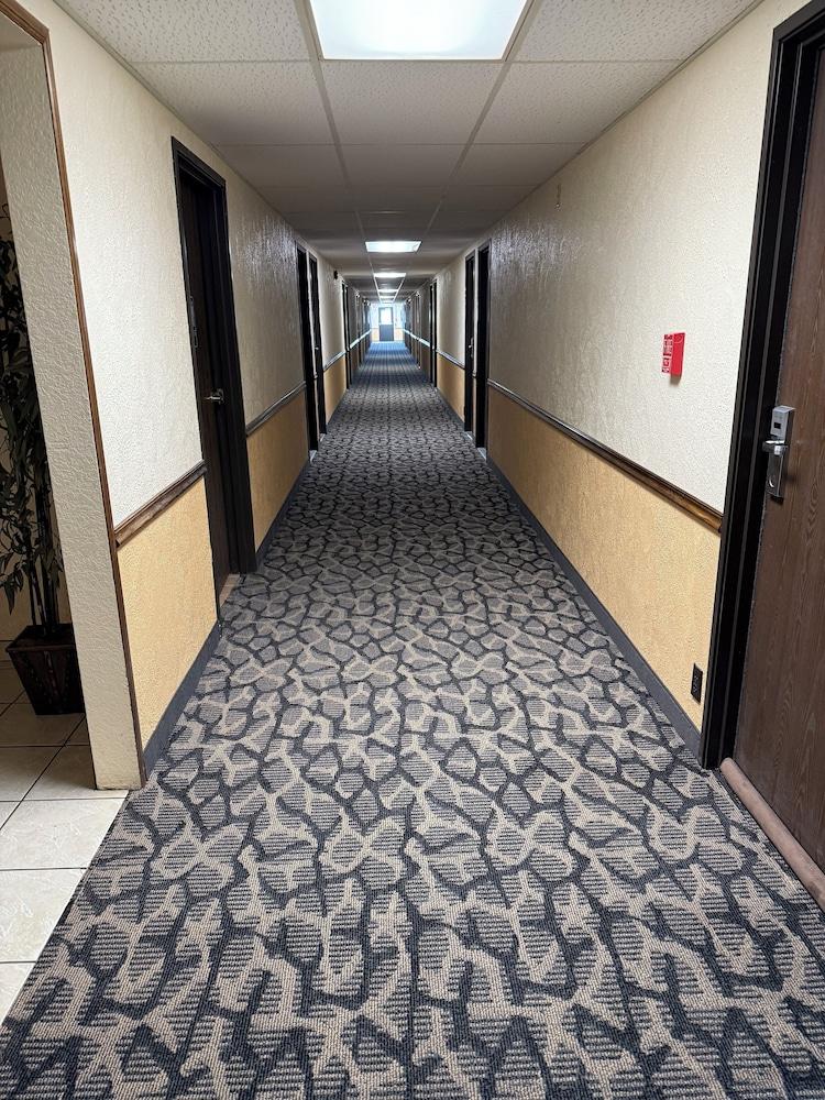 Peddlers Inn Motel photo 18