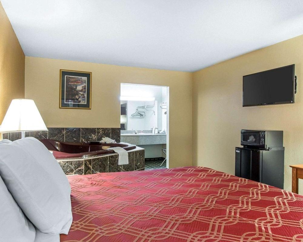 Econo Lodge Dalton West photo 13
